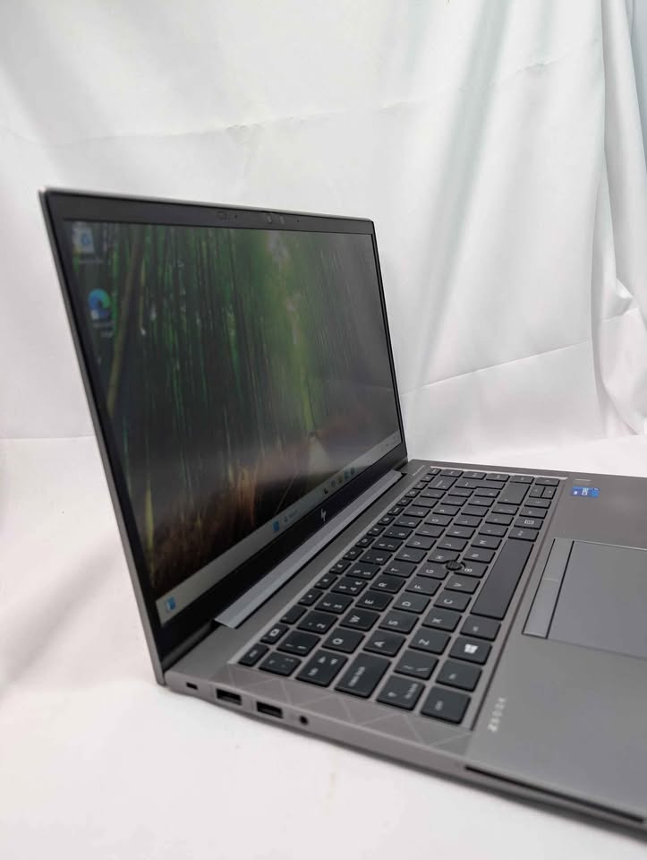 HP ZBook Firefly 14 G8 Netbook - Intel i7-1165G7 - 16GB Ram - 512GB SSD - 14" Screen - Windows 11