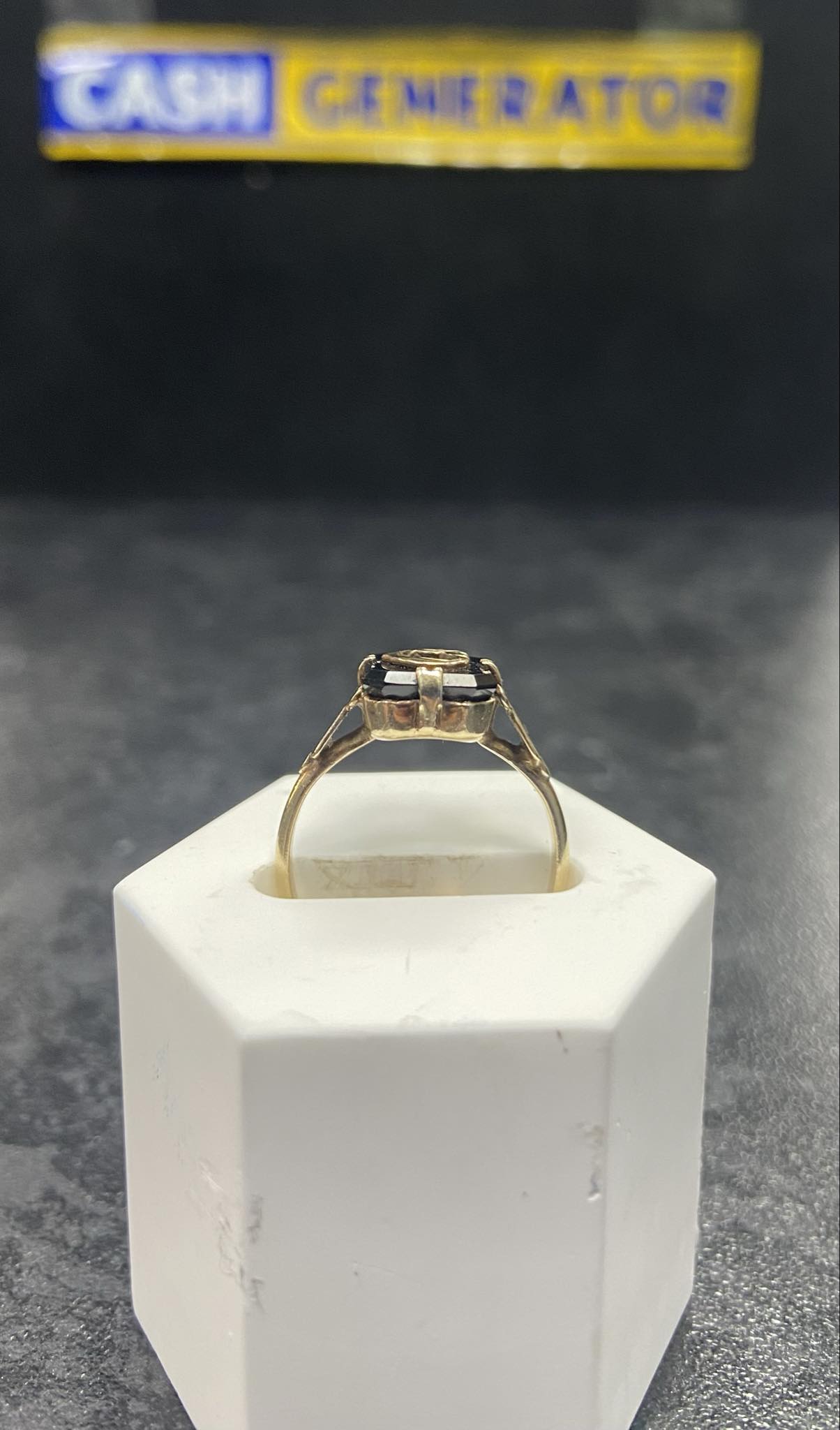 9ct Gold Ring (Size J) 1.8g