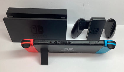 Nintendo Switch + MarioKart Deluxe 8