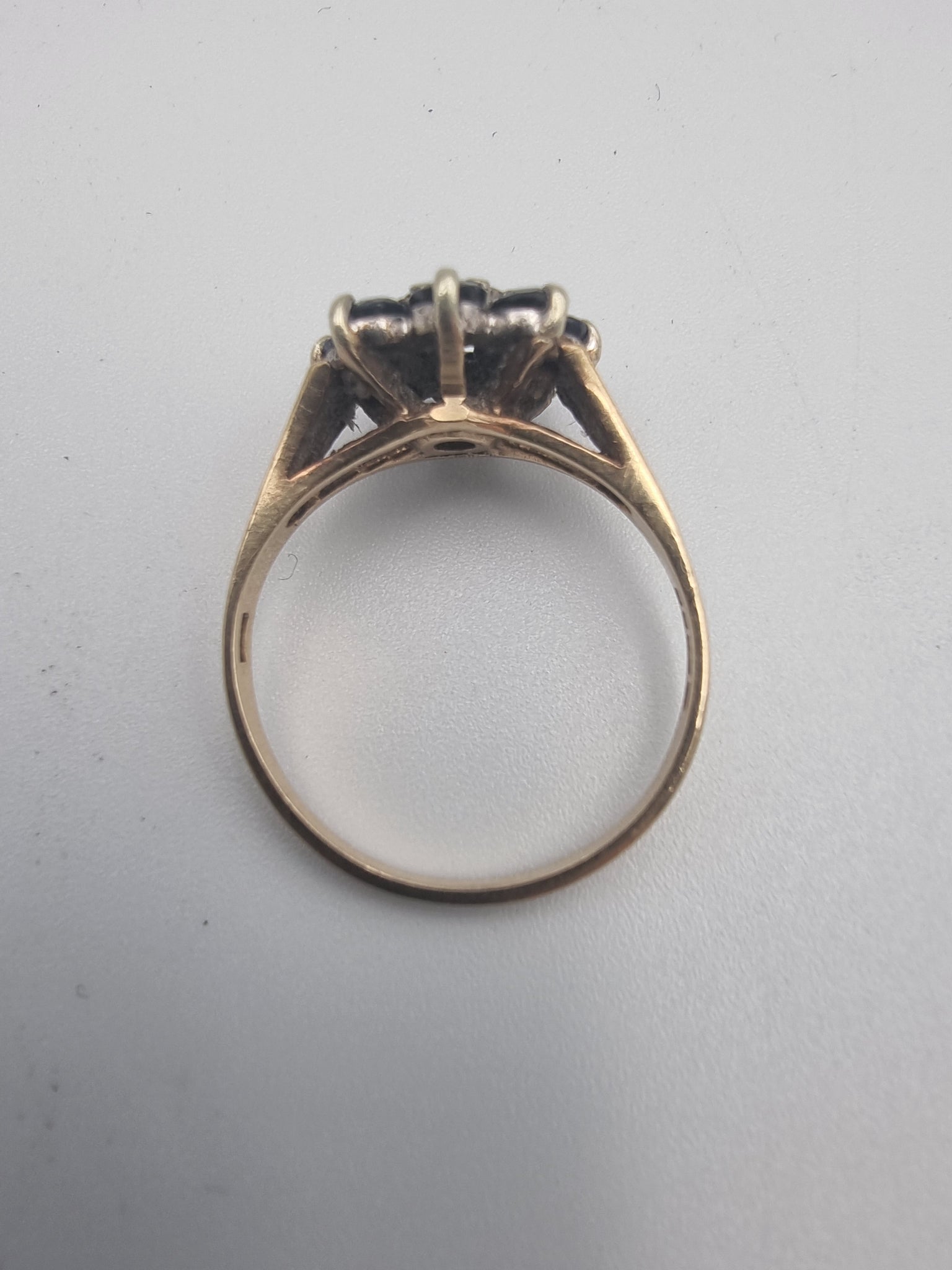 9CT Yellow gold fully hallmarked women's ring 2.85g size P with 8 black stones and cz center stone set