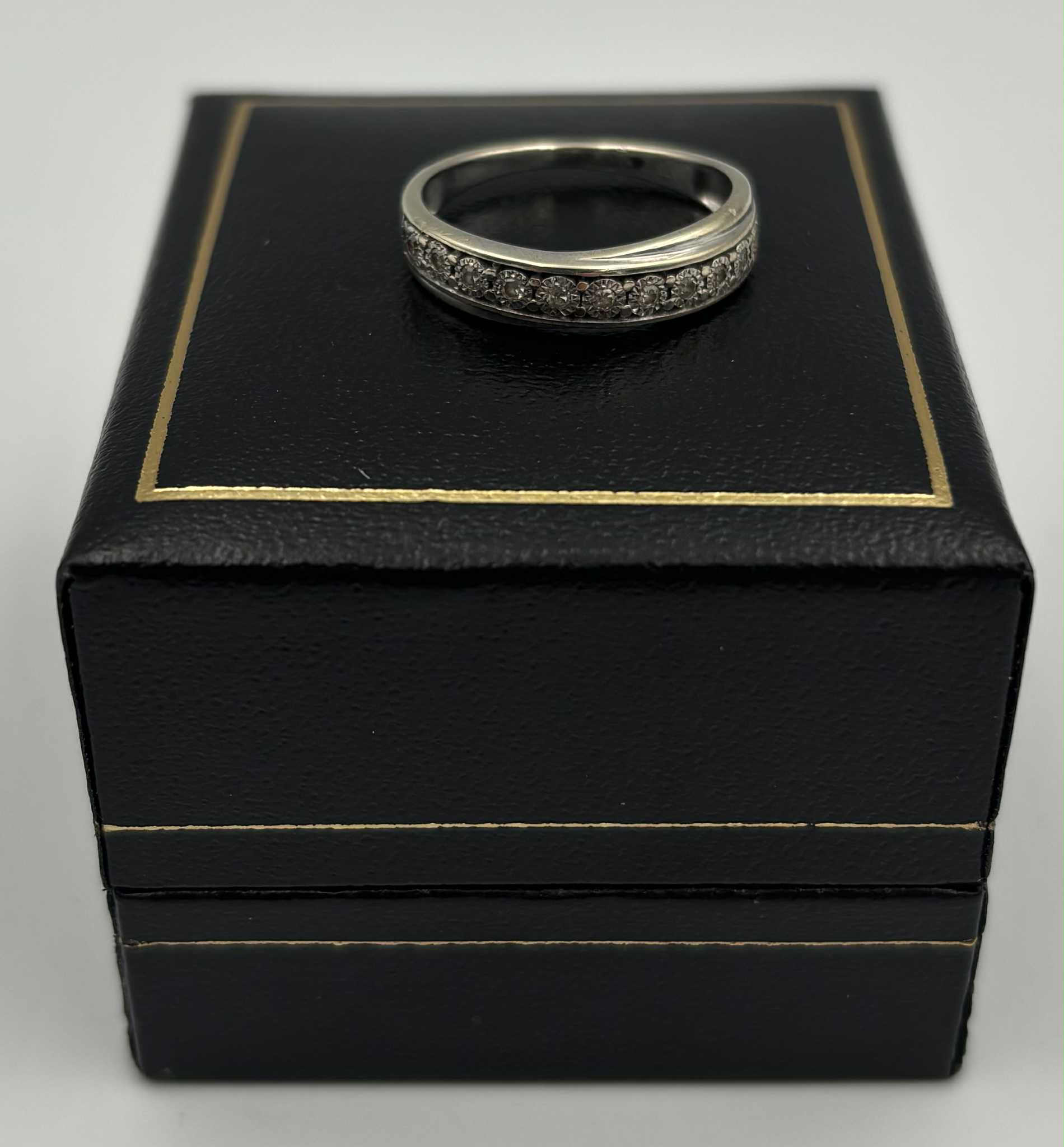 9ct 375 white gold with stones 2.3g size M