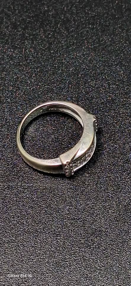 9ct White Gold Ring With CZ Stones - 6.82 Grams - Size N