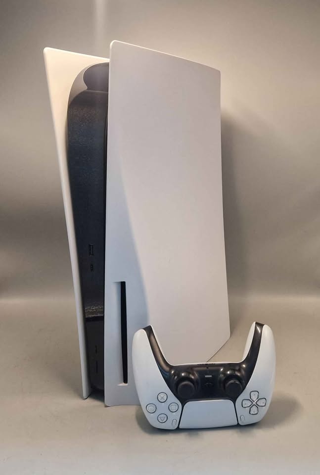 Playstation 5 925gb with leads and controller, boxed