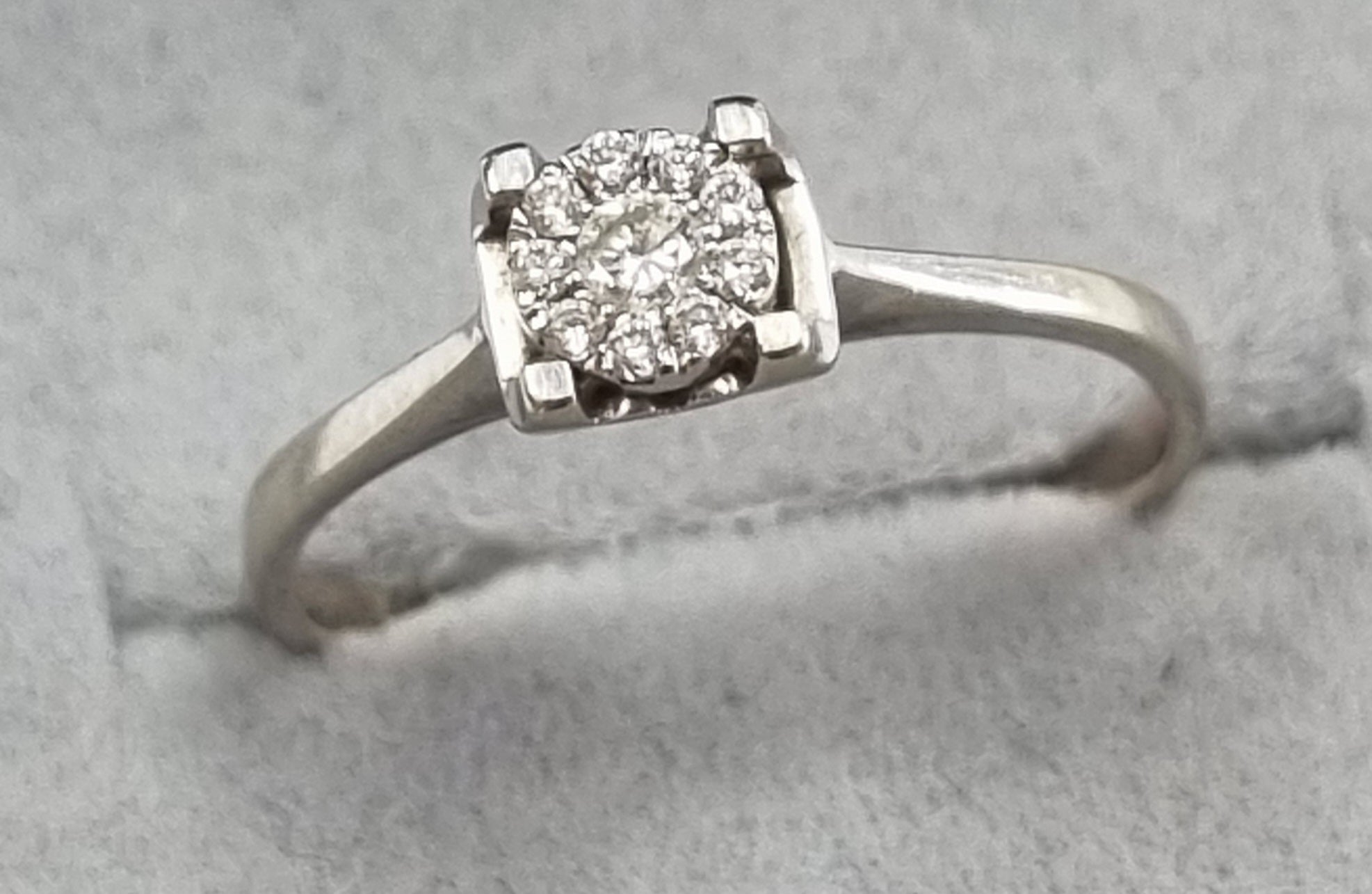 18ct White Gold Diamond Ring Size "L"