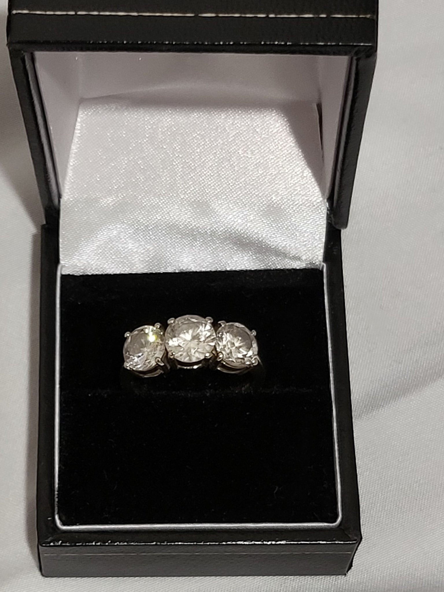 9ct Yellow Gold Ring with Clear Stones - Size O - 3.2g