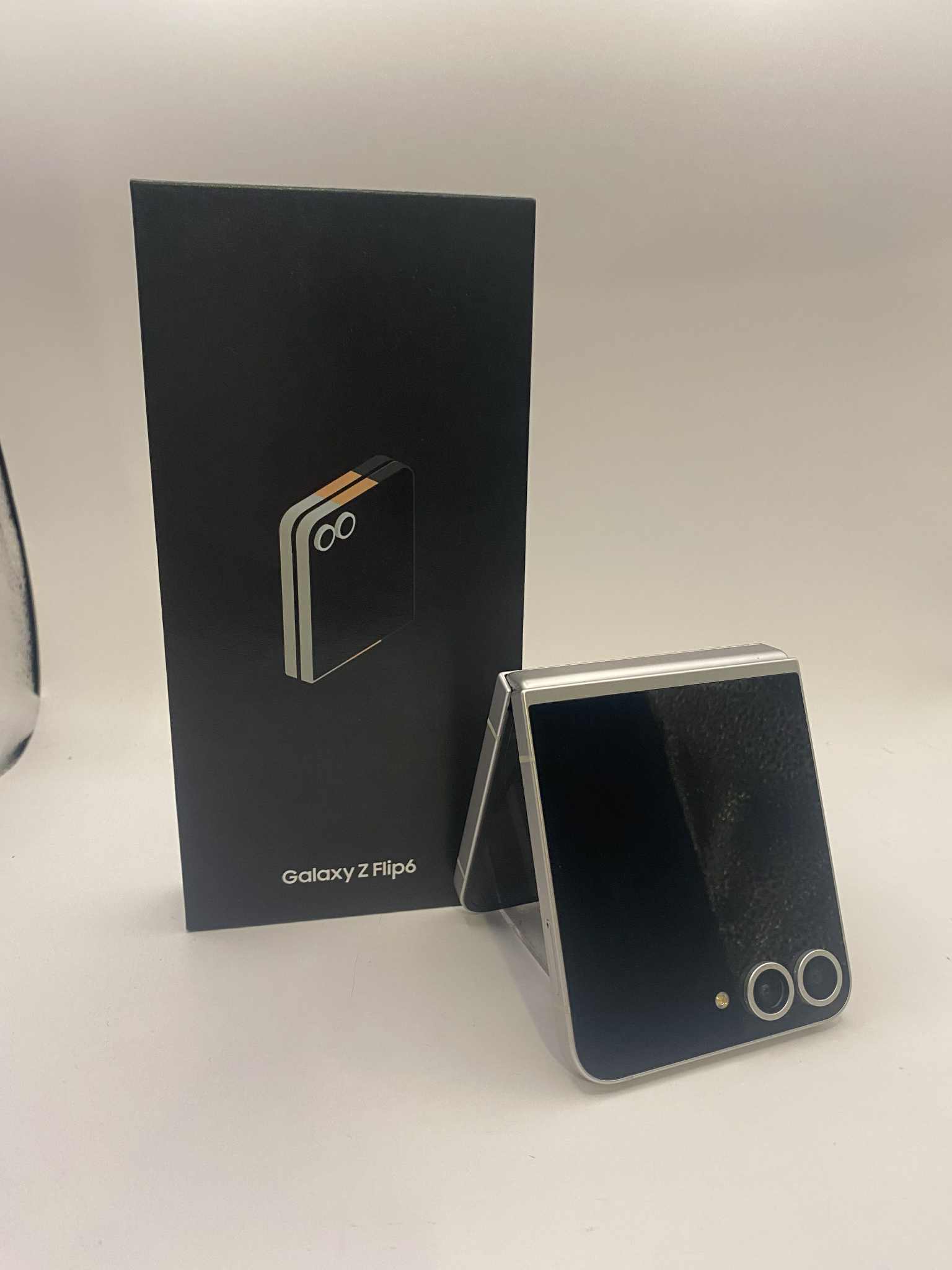 Samsung Galaxy Z Flip6 256GB White, Unlocked B