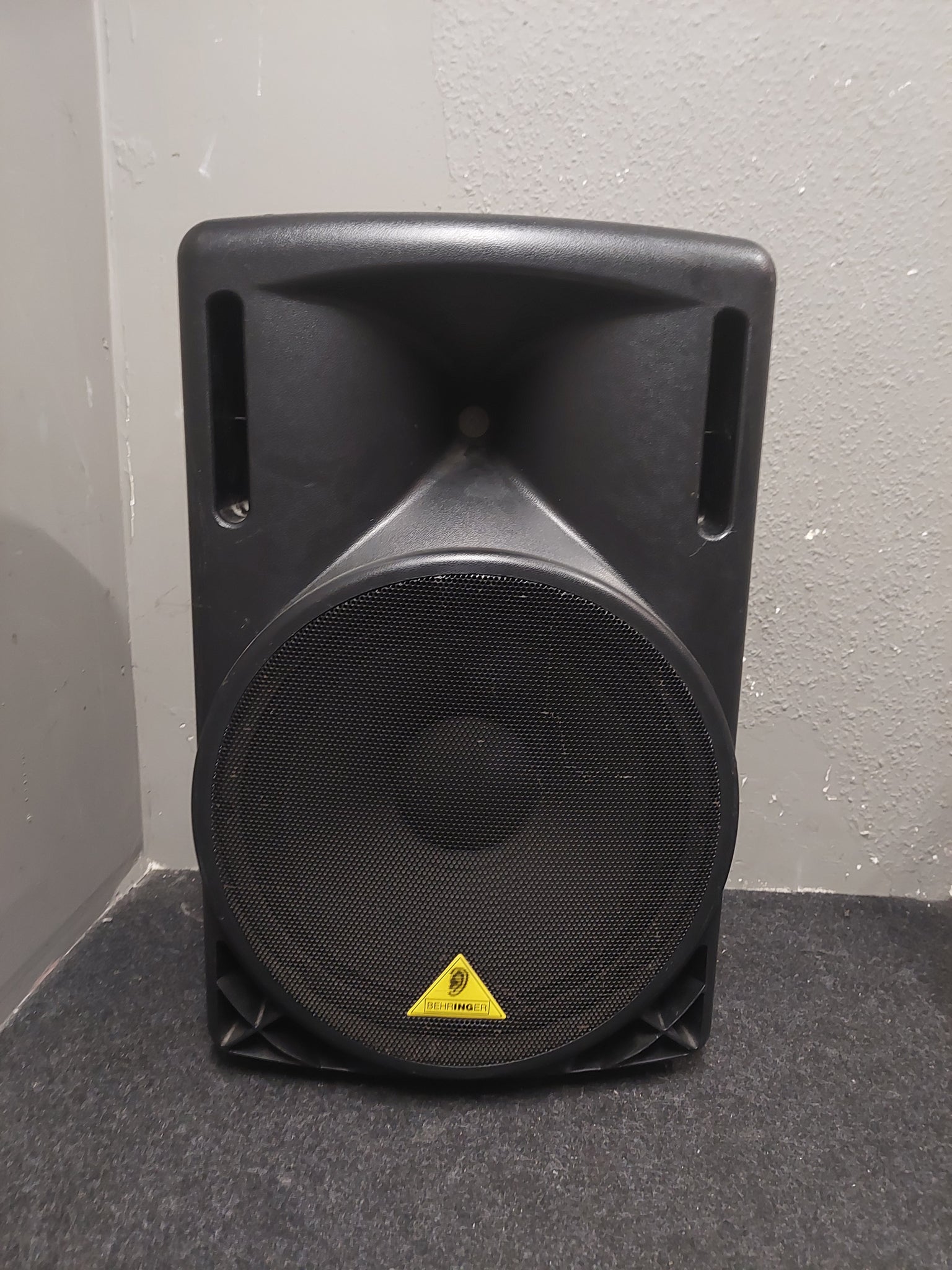 BEHRINGER EUROLIVE B215A Active PA Speaker