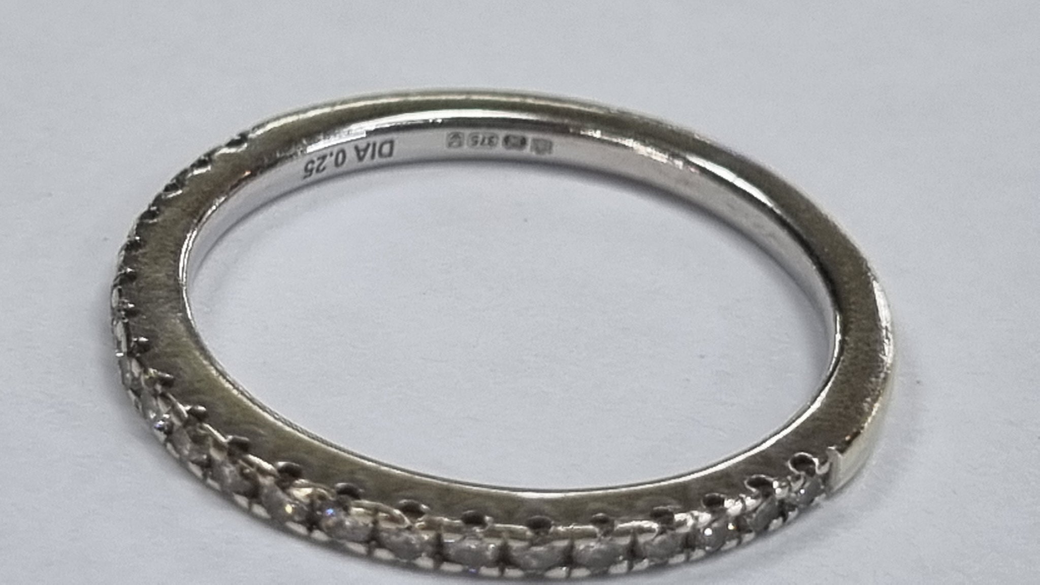 9ct white gold diamond ring size N1/2