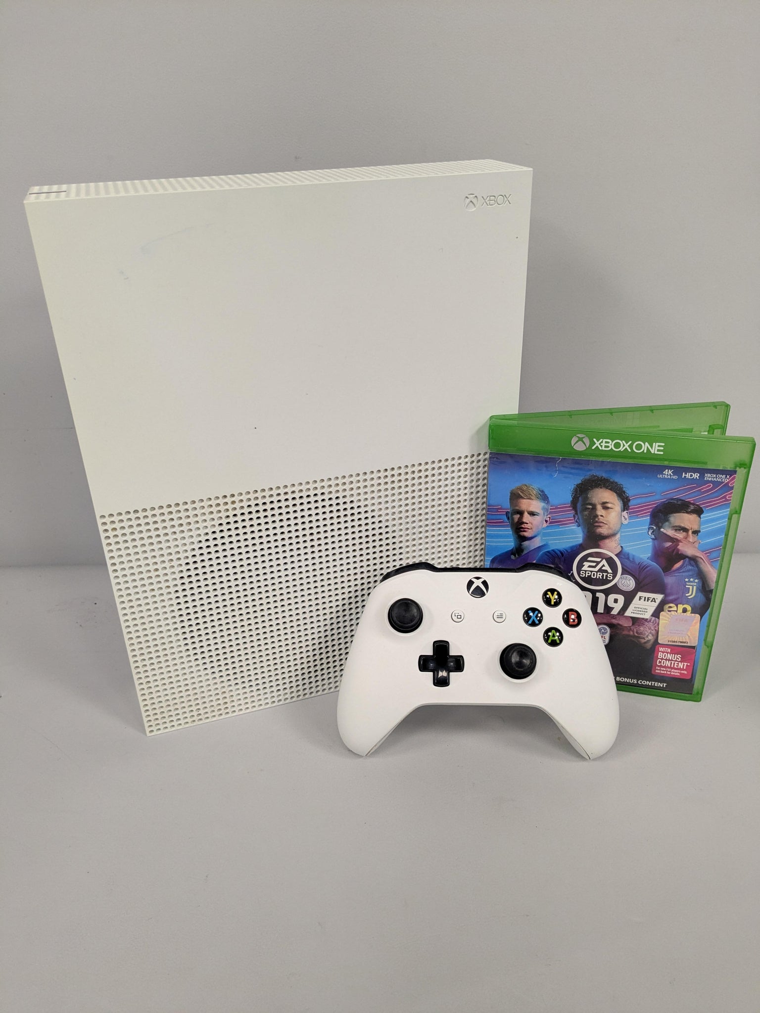 Xbox One S 1TB FIFA 19 Console Package