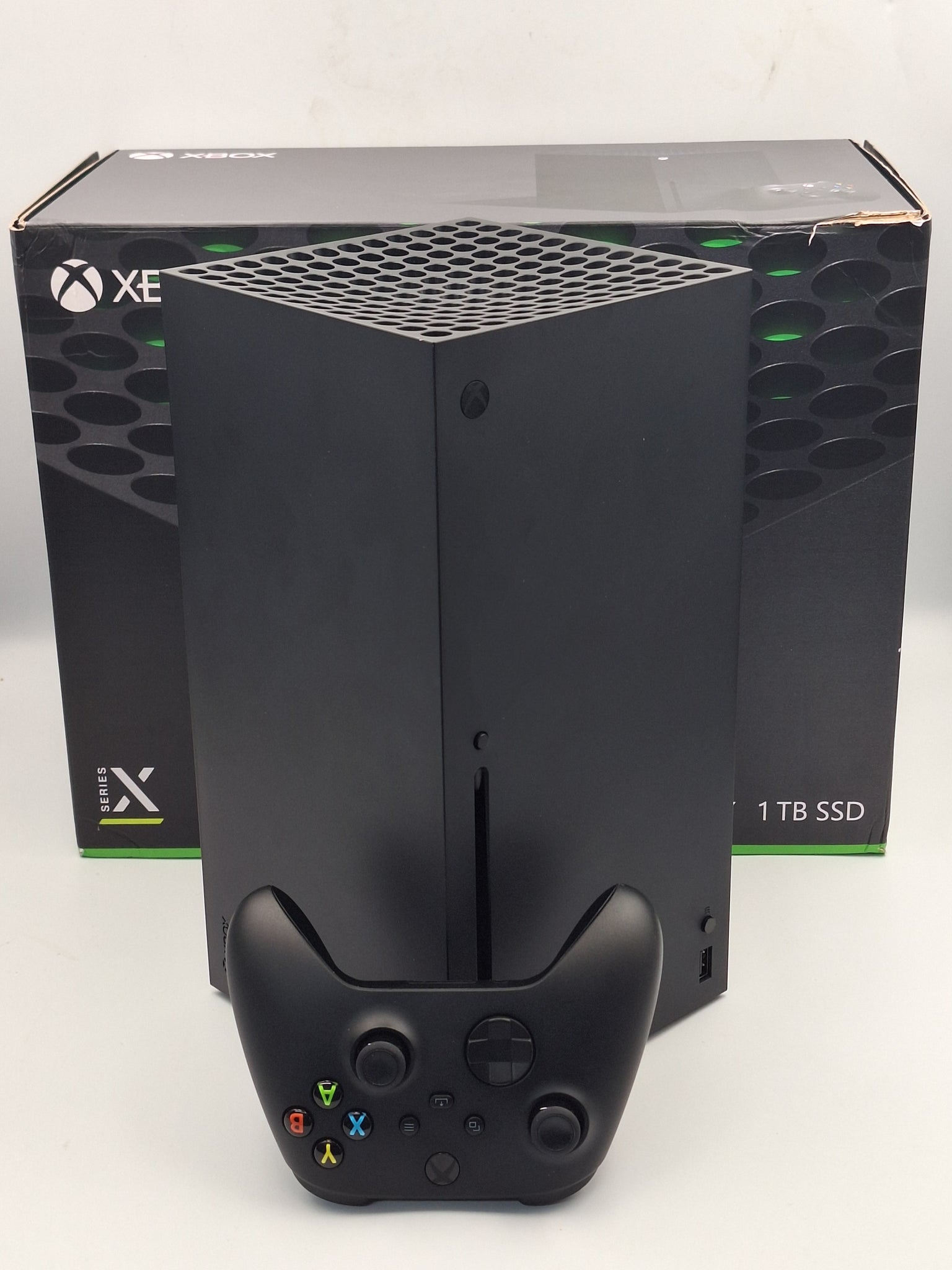 **LIKE NEW** Microsift Xbox Series X 1TB black gaming Console with 1 x series controller BOXED