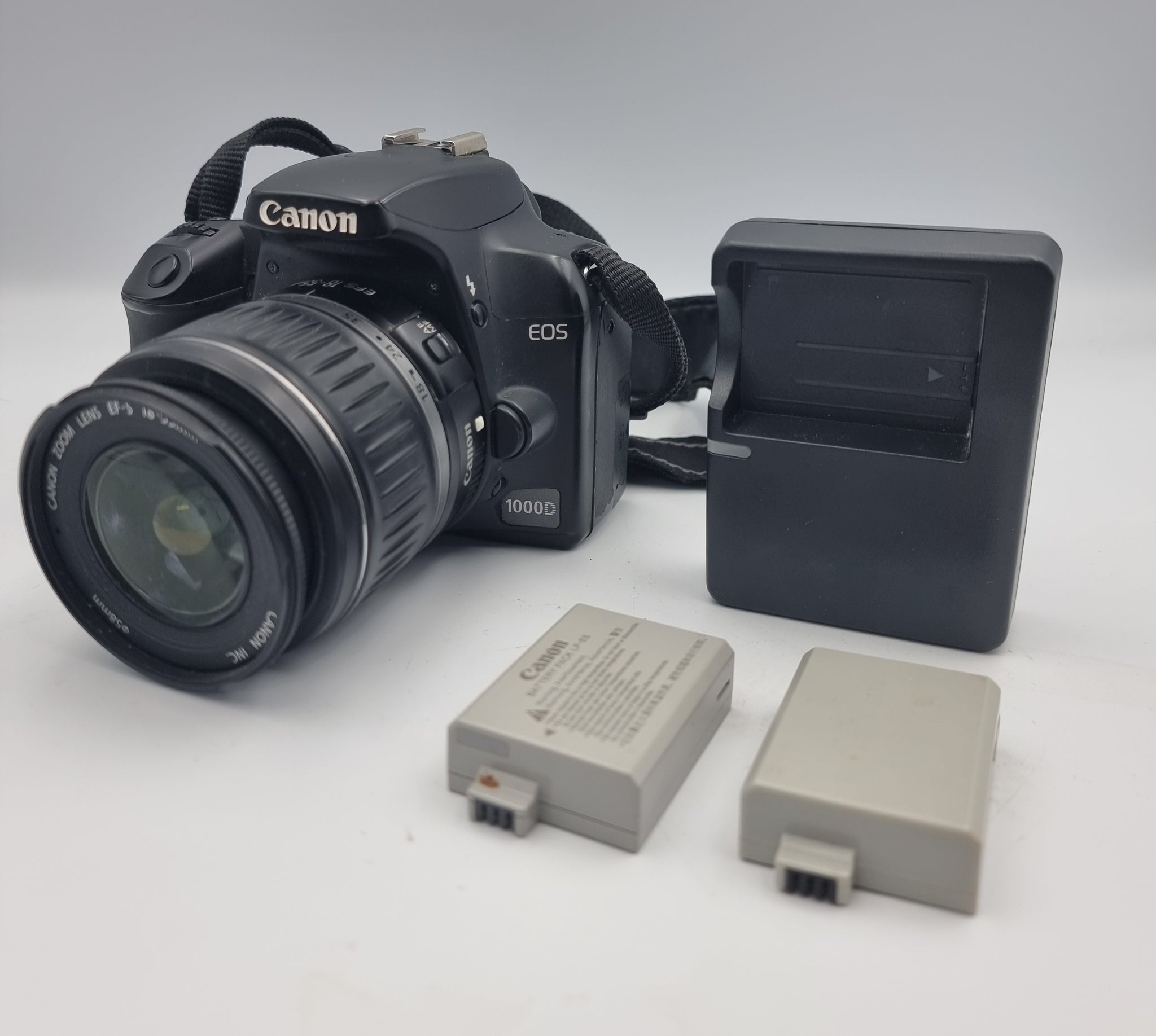 Canon Eos 1000D Digital Camera SLR 10.1mp with 2x batteries and charger. With efs 18-55mm lens (no lens cap)