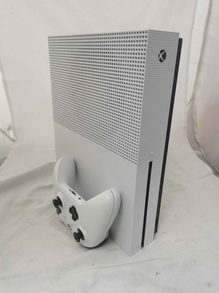 Xbox One S Console, 500GB, White, Unboxed- Game Pad Battery Only