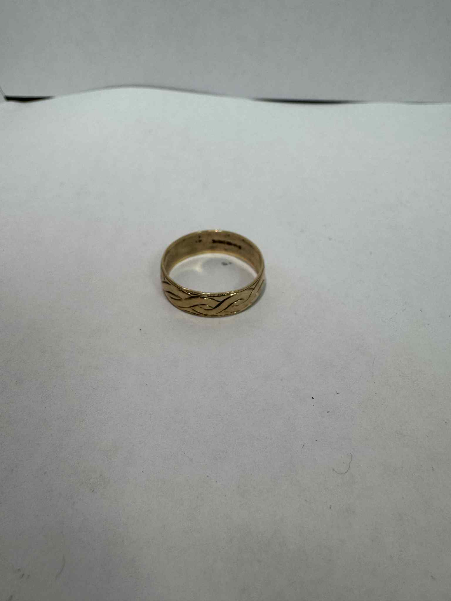 9ct gold ring (size R) (2.93g)
