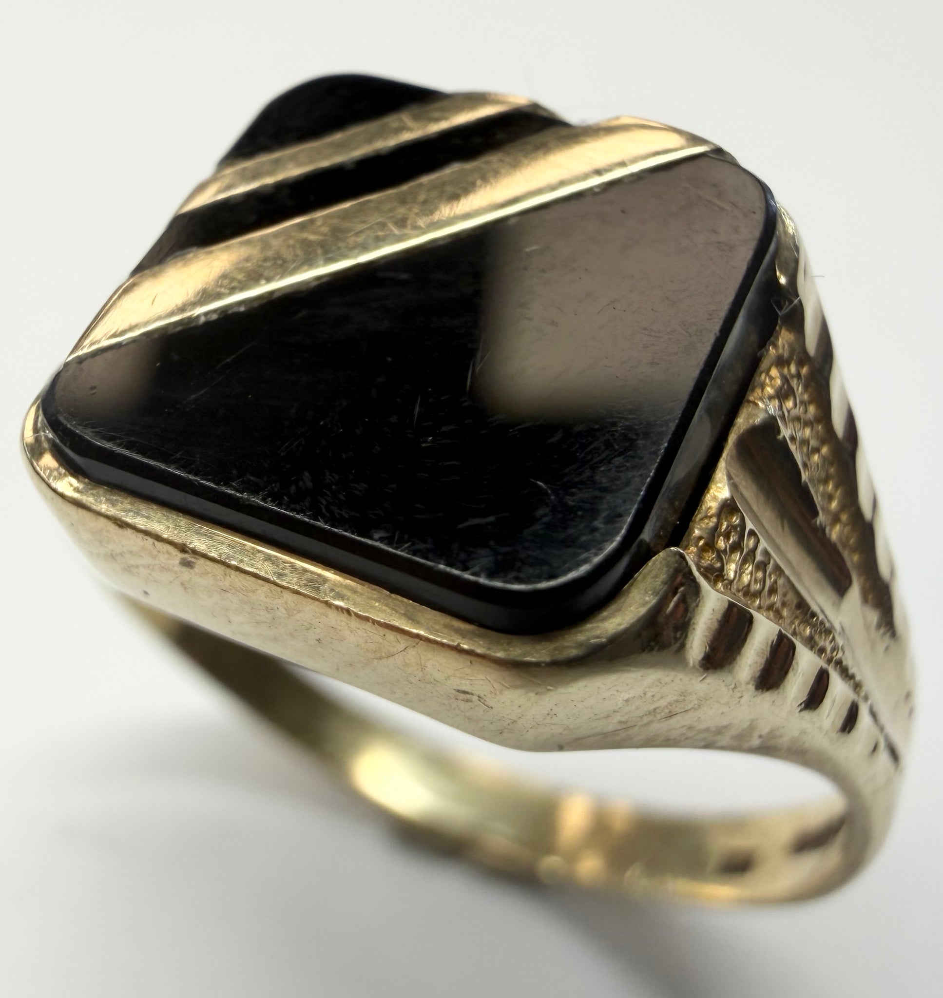 9ct yellow gold signet ring with black onyx stone size T