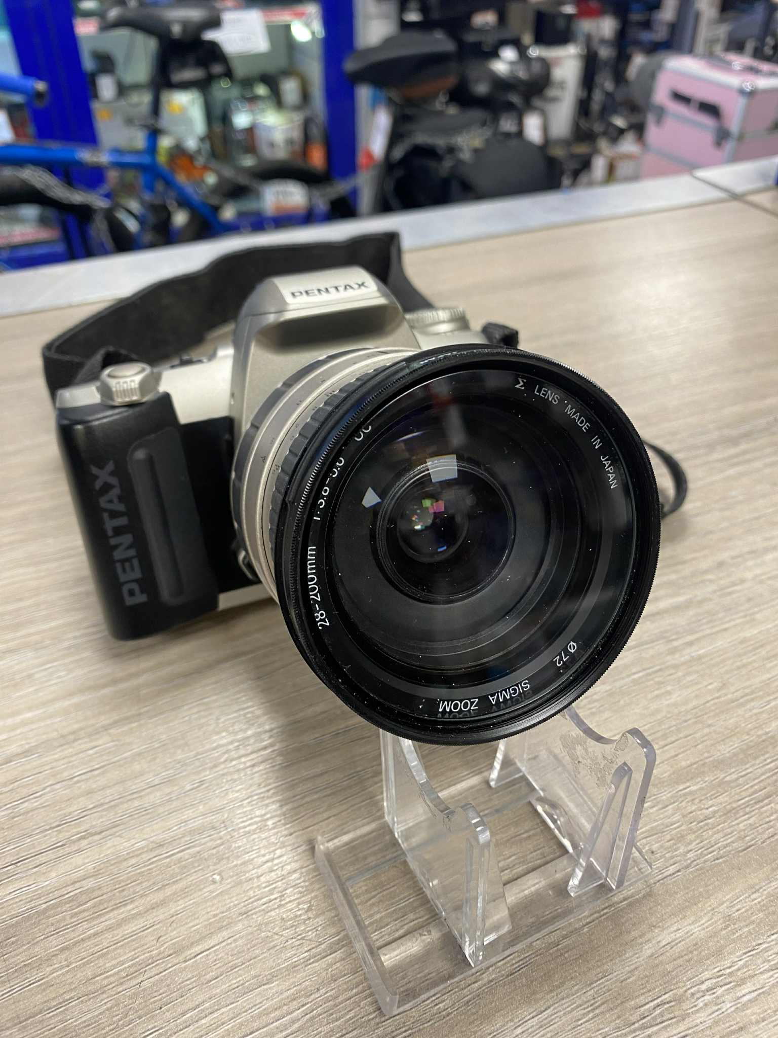 Pentax Mz-50 Body + Sigma 28-200mm F/3.8-5.6 UC Lens