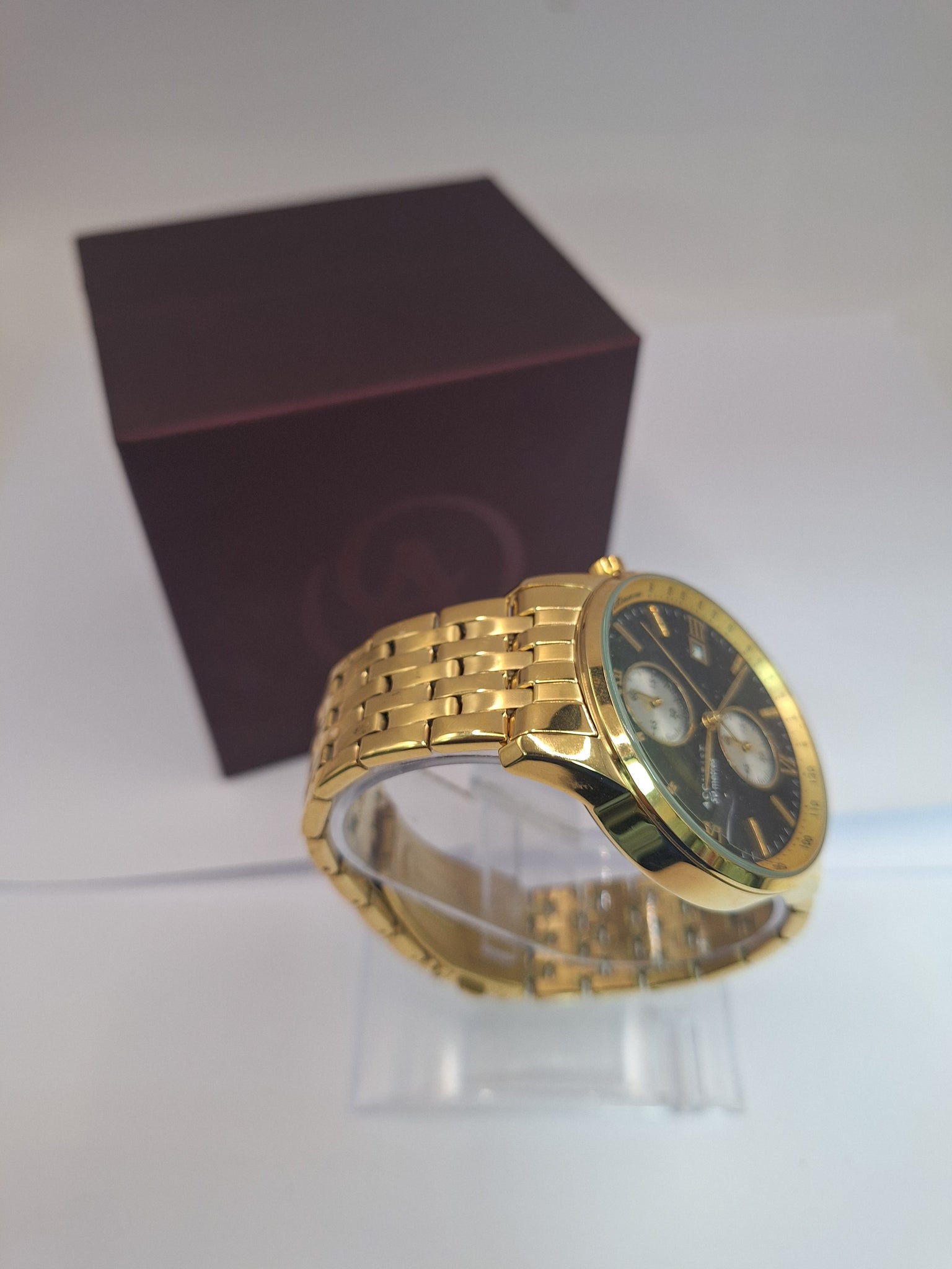 accurist 7403 chrono watch ,BRACELET STAINLESS STEEL , COMES IN ORIGINAL BOX , GOLD WITH BLACK DIAL.