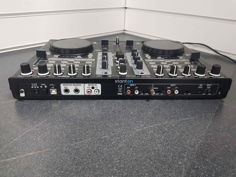 Stanton DJC4 DJ Controller black Unboxed (software not included) 1 power cable has Scratches ref pic