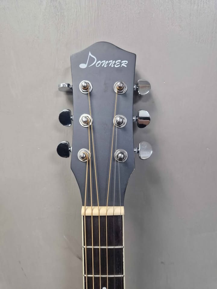 Donner dag- 1cb 6 string 20 fret guitar with carry bag