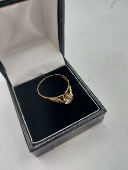 9CT Yellow Gold Ladies Ring With Stones (Not Diamond) - 1.57 Grams - Size Q