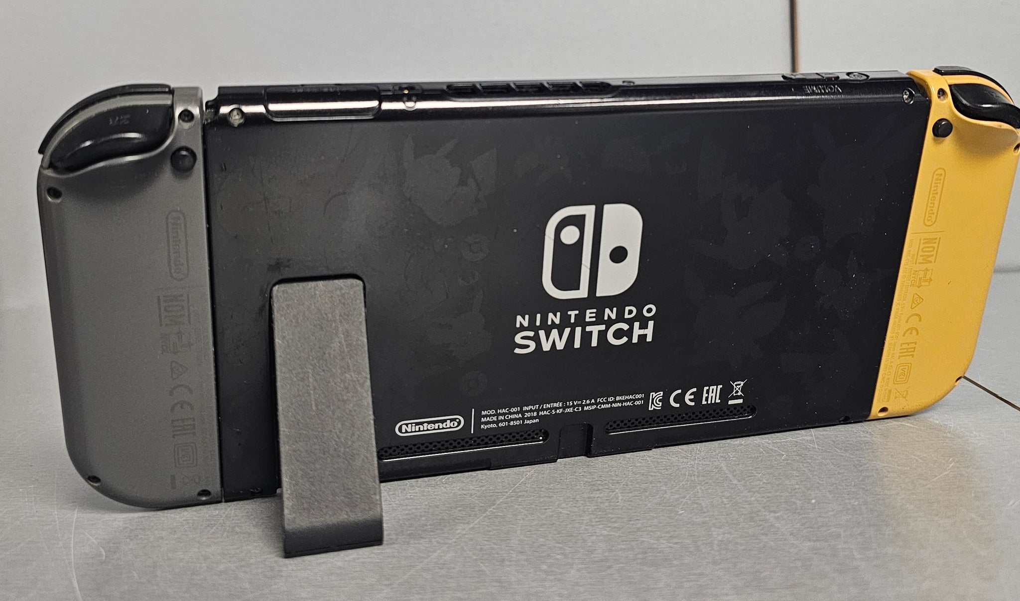 Nintendo Switch HW Let's Go Pikachu Limited Edition Bundle (Nintendo Switch)