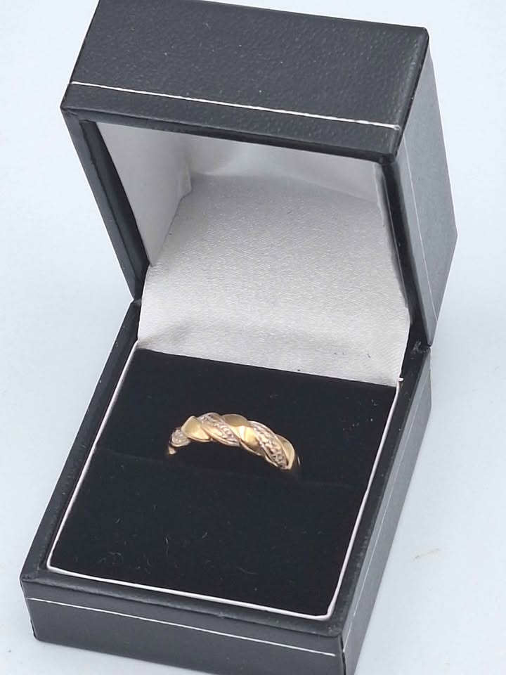 9ct Yellow Gold & Diamond Ring - Size N - 1.78 Grams