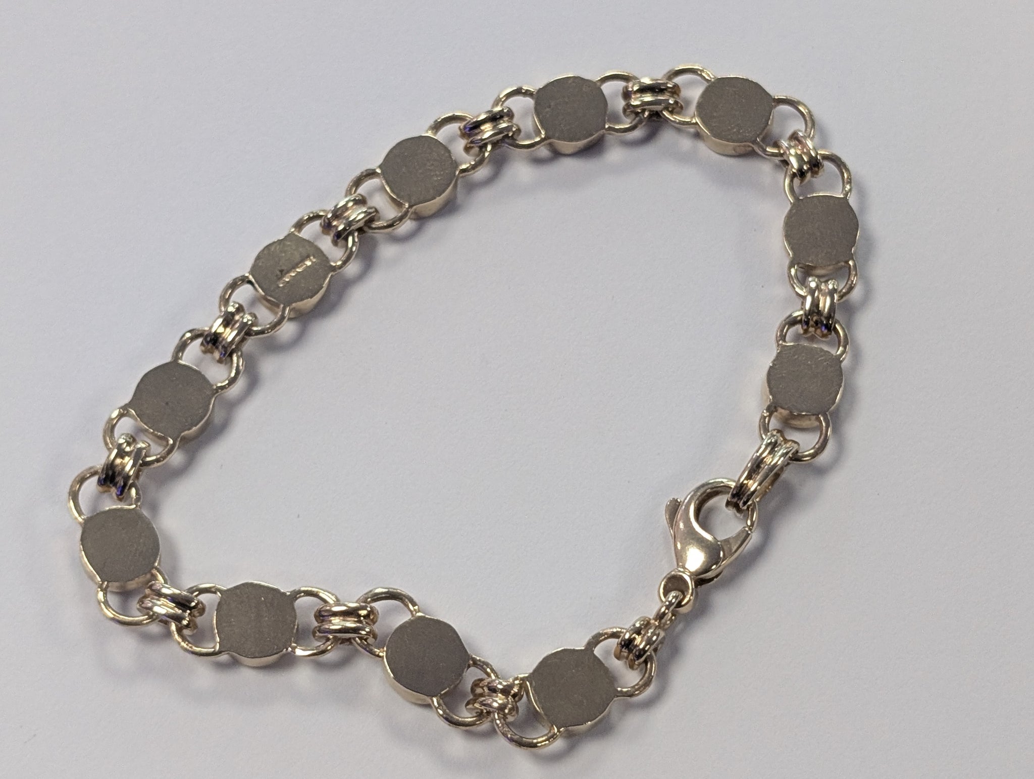 9ct gold  mother of pearl style bracelet