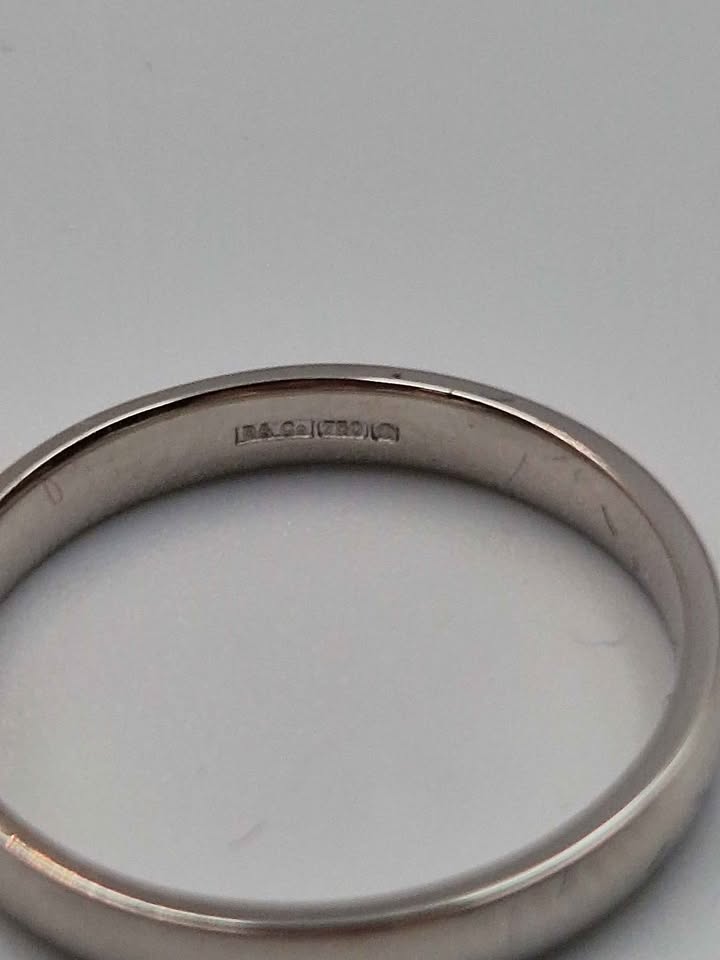 18ct White Gold Thin Plain Wedding Band Ring - 3.09 Grams - Size N