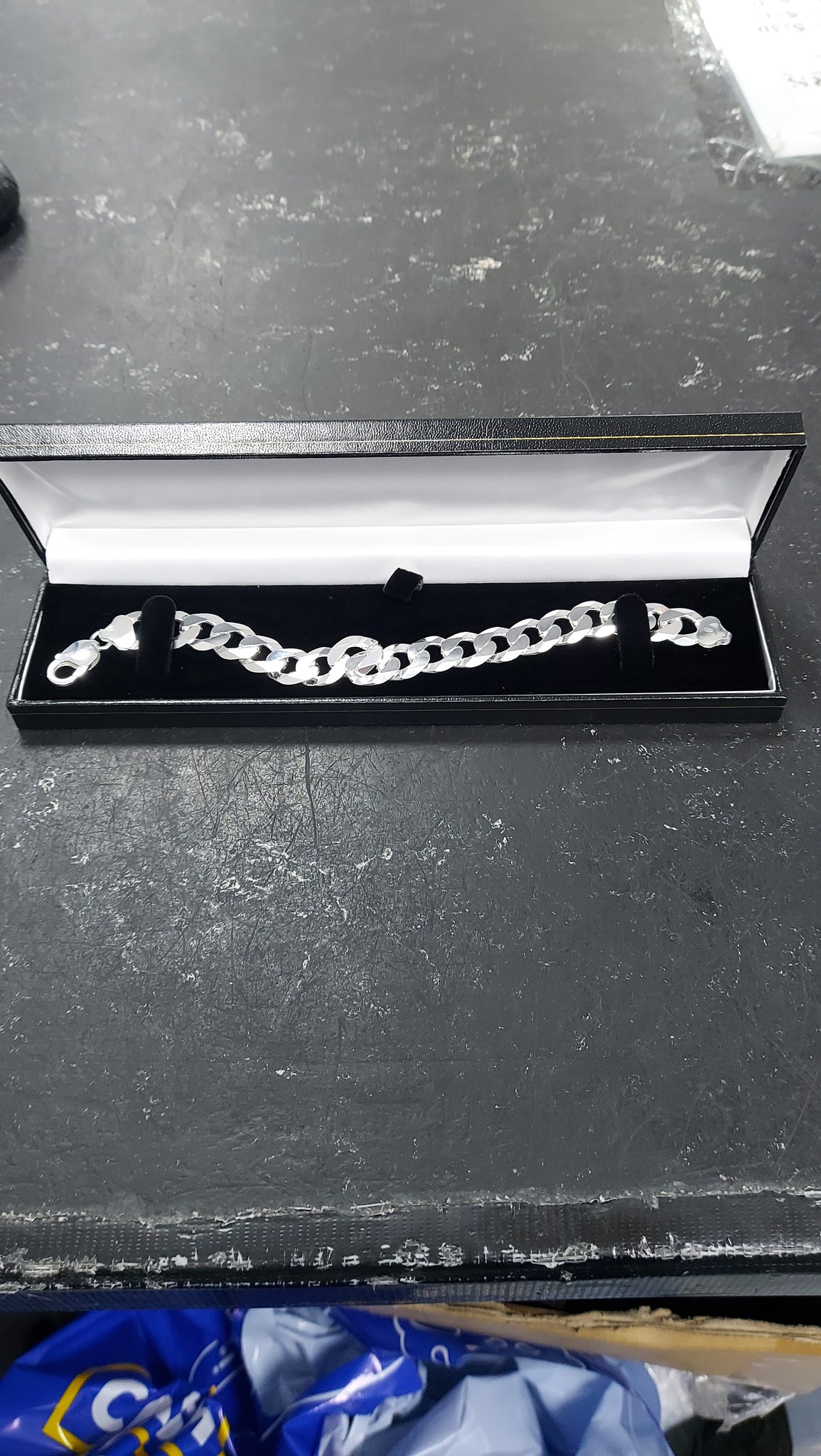BRAND NEW SILVER BRACELET ,WEIGHT 33.7G , LENGHT 9" .