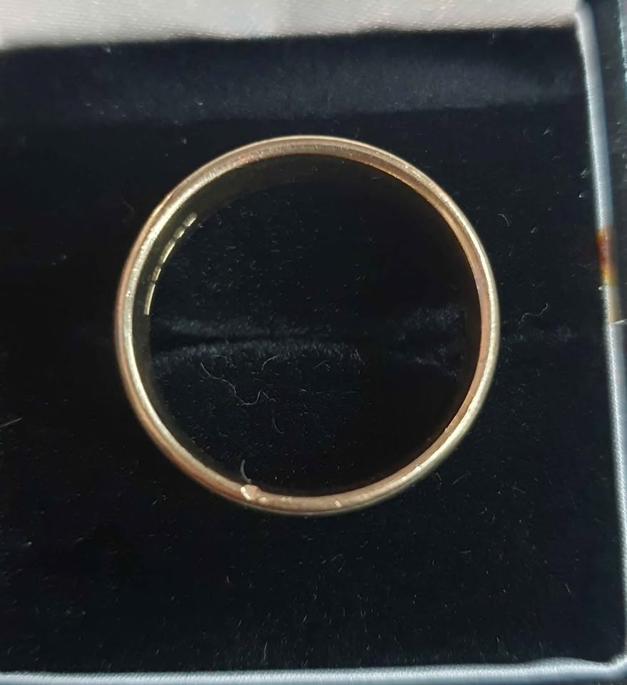 9ct Yellow Gold Band - Size R - 5.7G
