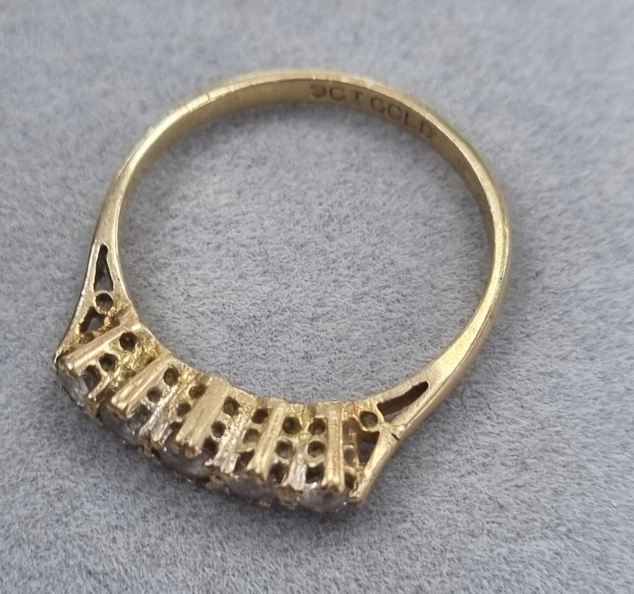 9ct gold ring cz stones size M