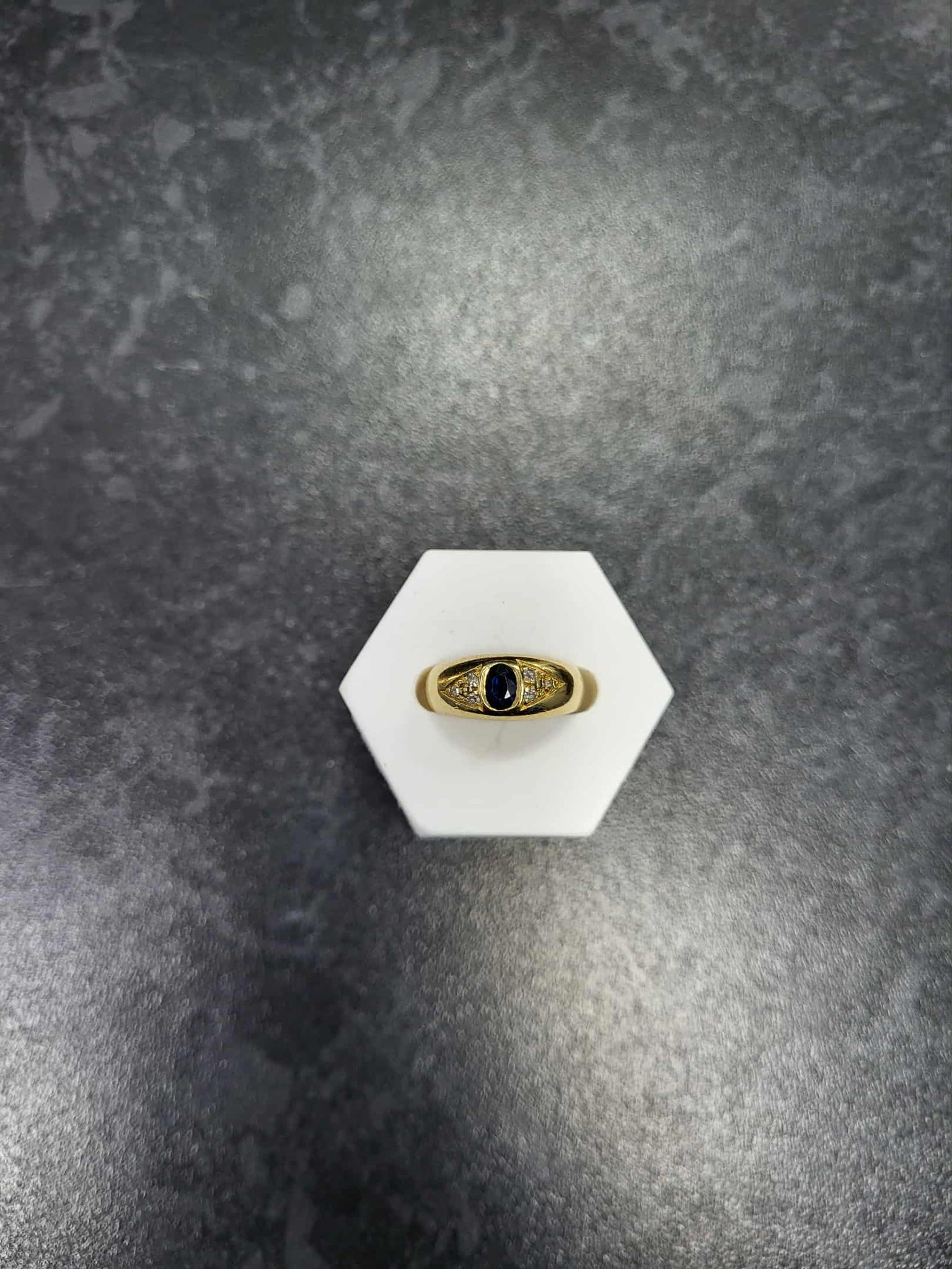 18ct Gold Black Stone Ring (Size I) 3.4g