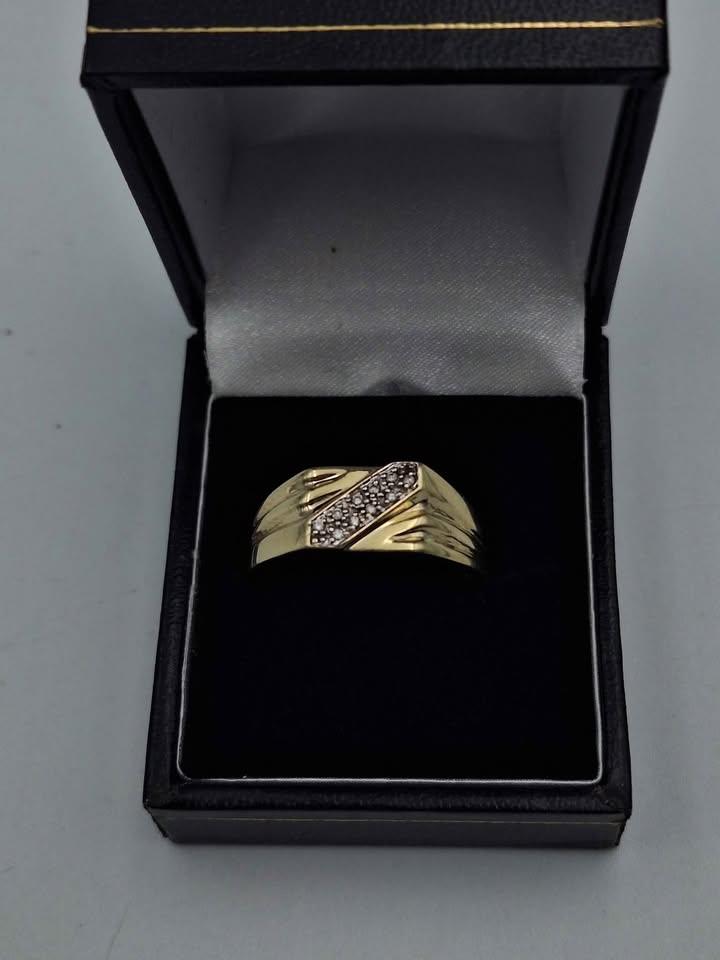 9ct Yellow Gold CZ Enternty Ring - 3.30 Grams - Size Z