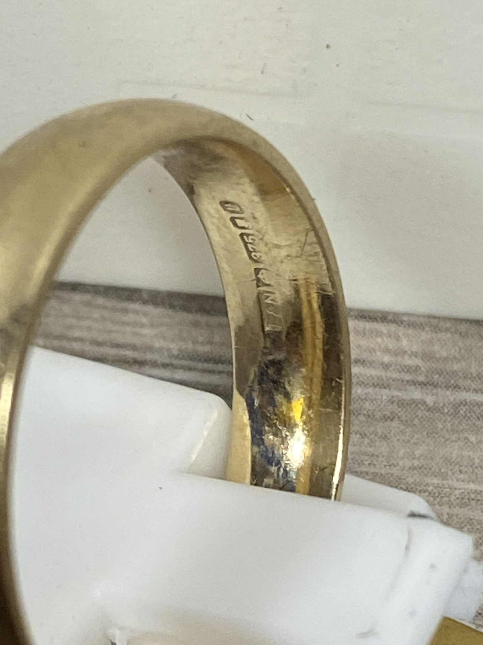 9ct Gold Ring (Size T) Apx 6.6g