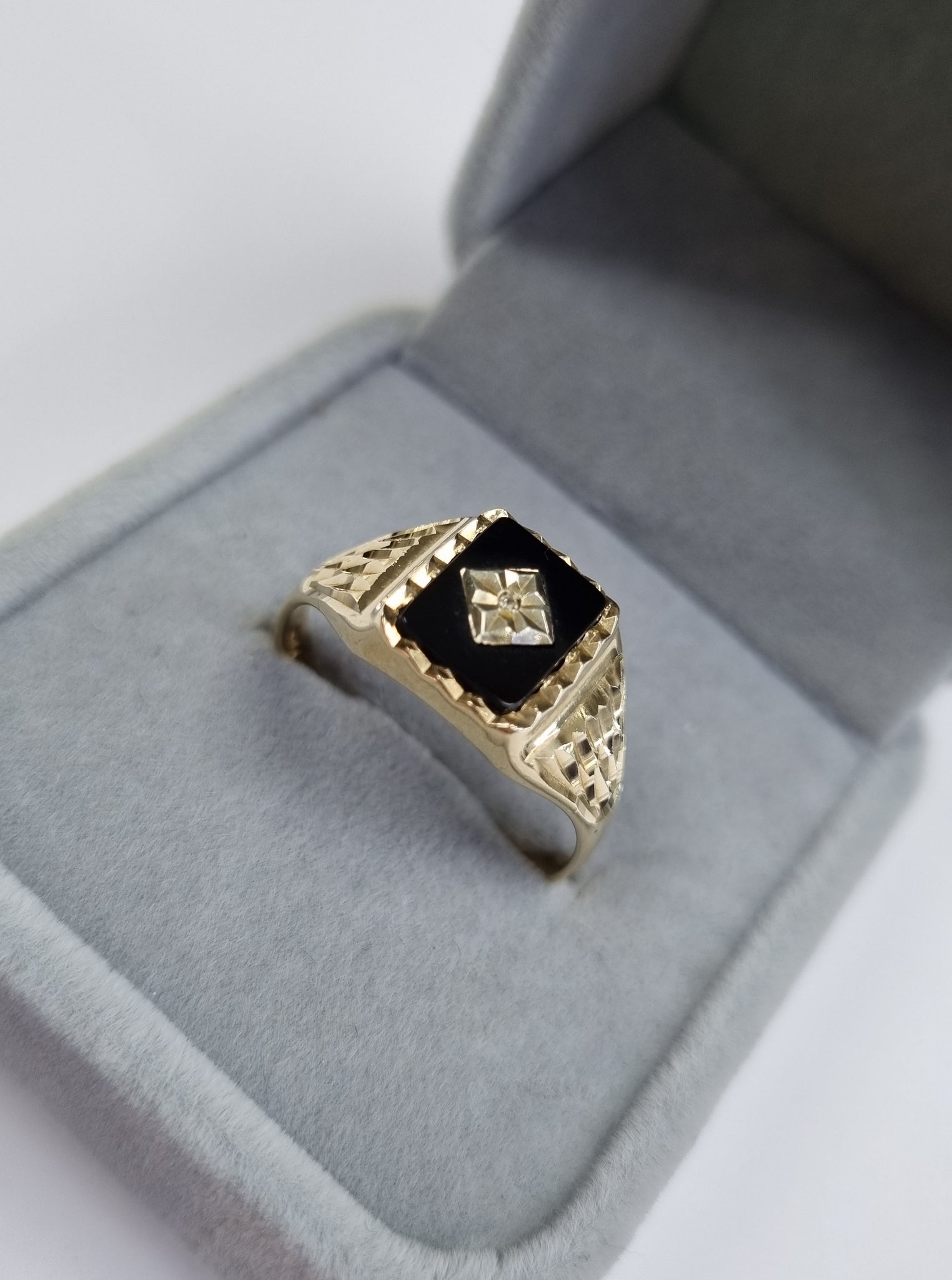9ct gold ring black & diamond size X