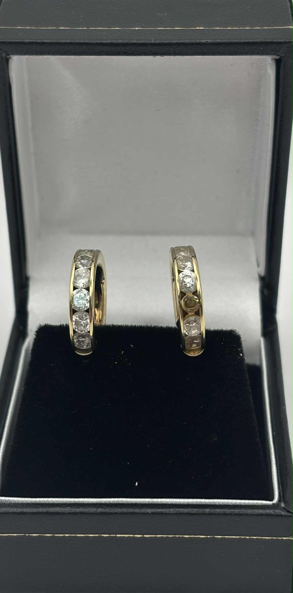 9K gold earring's 2.53g with white stone's ** one stone missing ref pic **