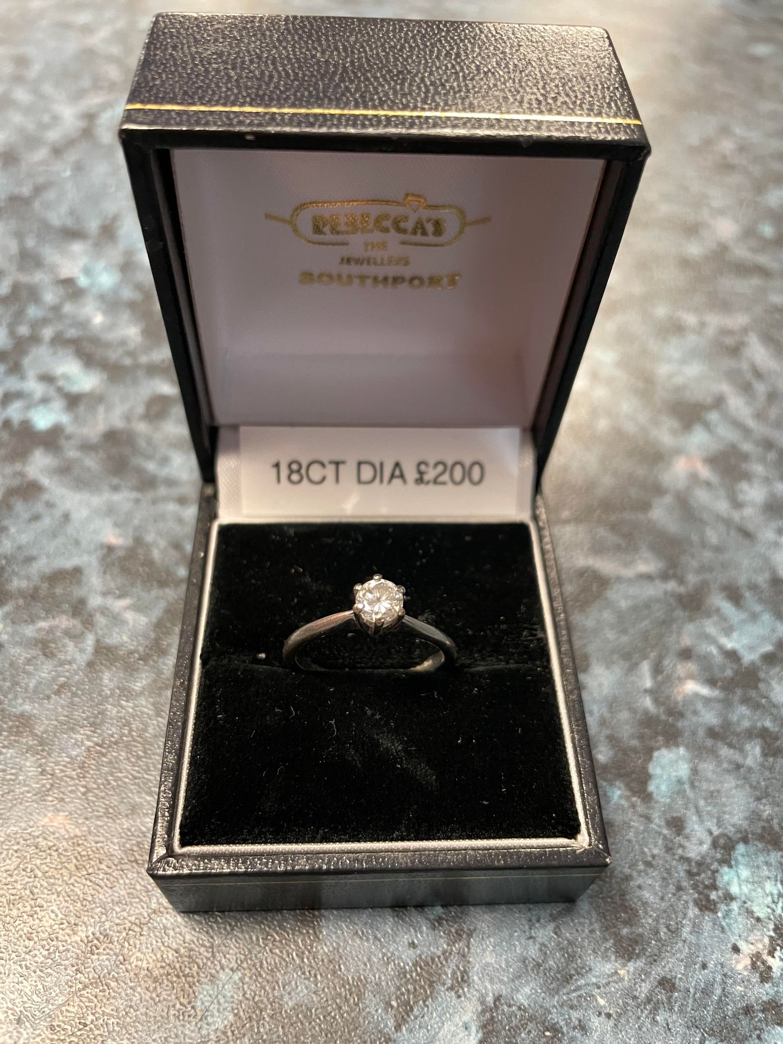 18ct White Gold Diamond ring
