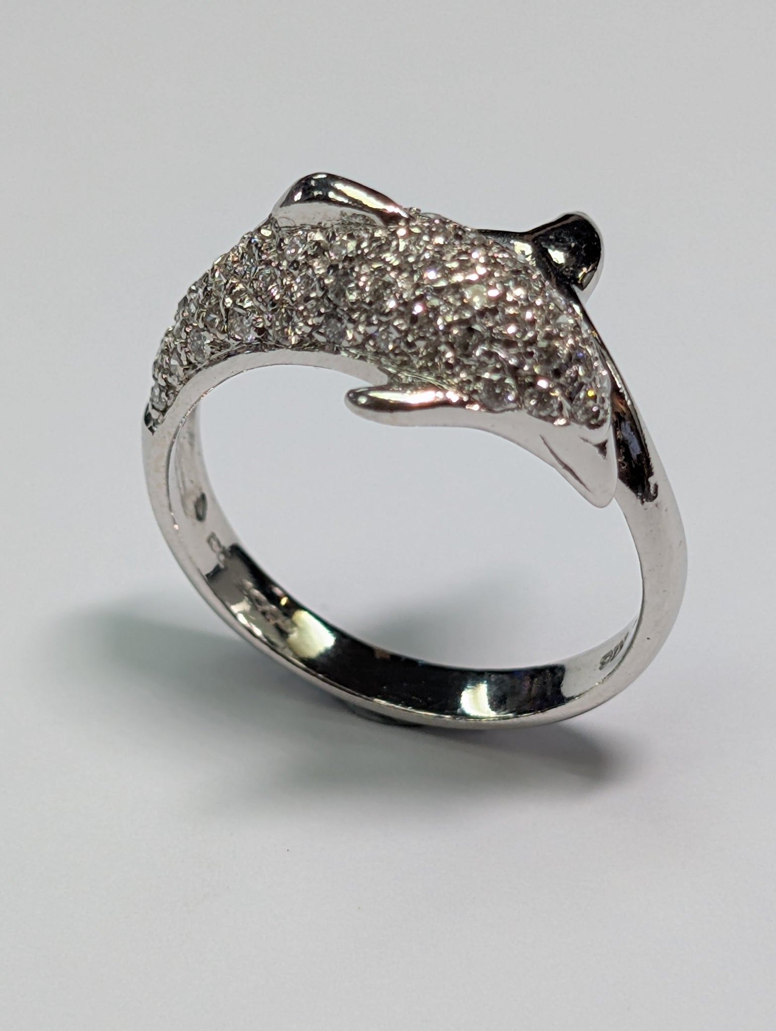 18ct White Gold Diamond Dolphin Ring - Size O 1/2
