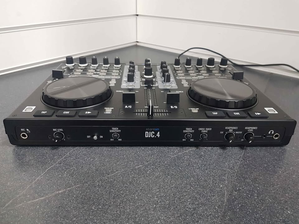 Stanton DJC4 DJ Controller black Unboxed (software not included) 1 power cable has Scratches ref pic