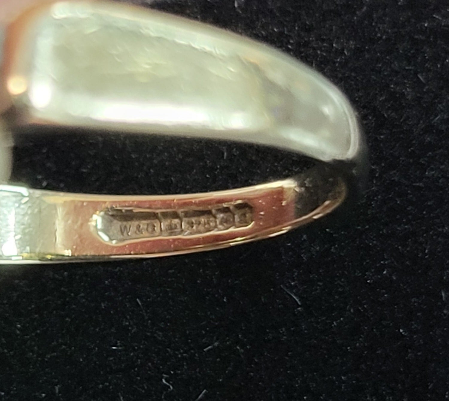 9ct Yellow Gold Ring With Clear And Black Stones - Size J - 2G