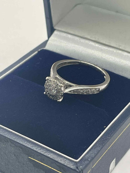 9ct white gold 0.25ct diamond cluster ring - J