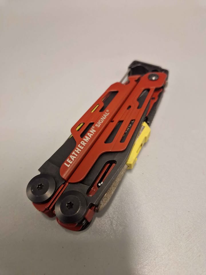 Leatherman Signal - Crimson