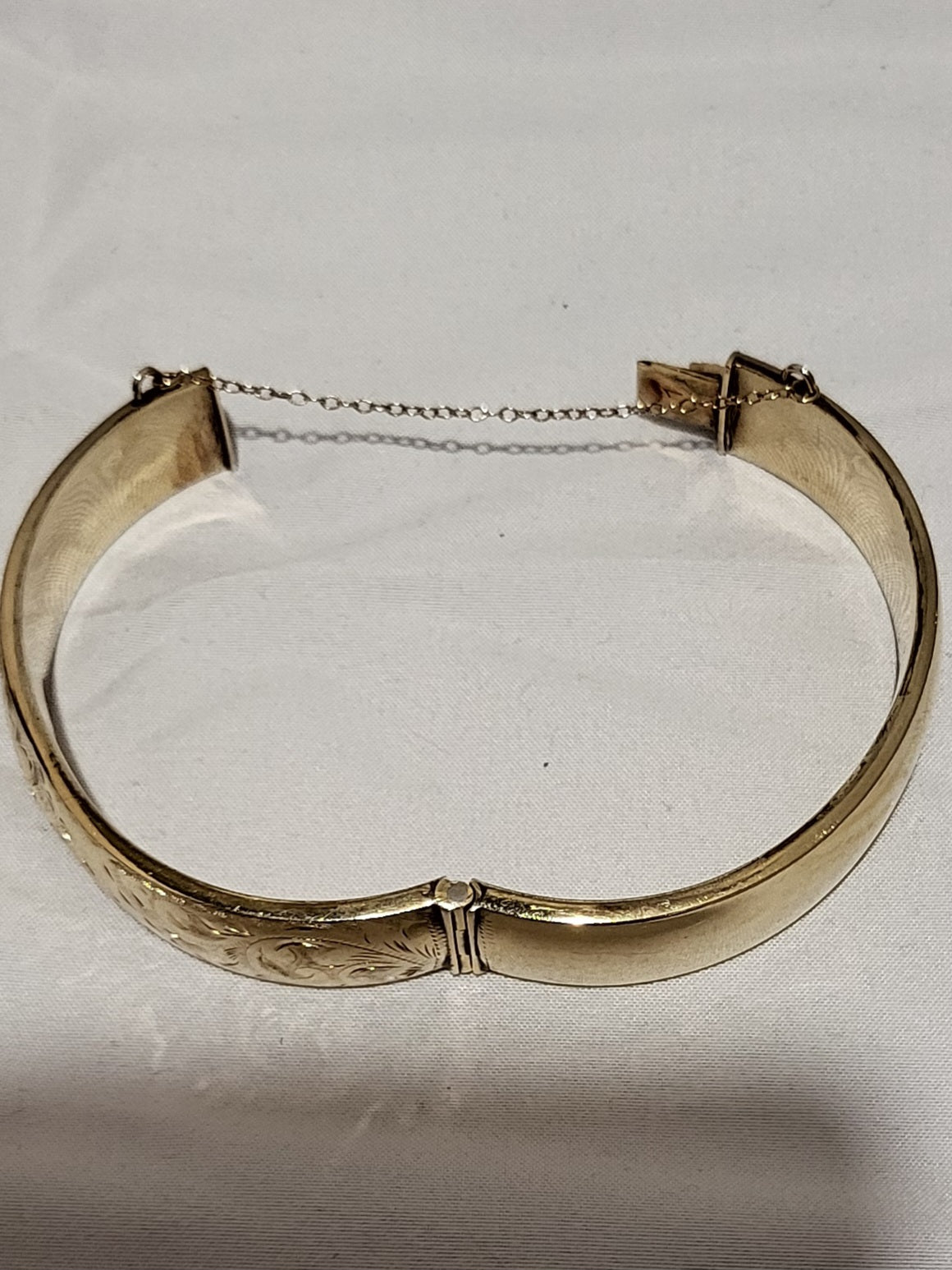 9ct Yellow Gold Patterned Hinged Bangle - 17.22g