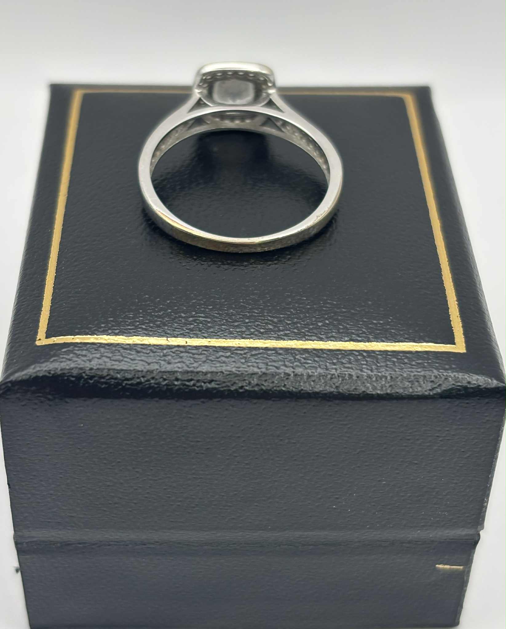 9ct white gold ring with a cubic zirconia stone size P