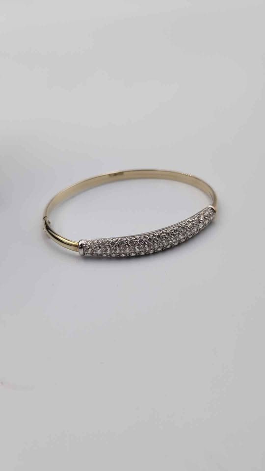 9ct Yellow Gold Cubic Zirconia Bangle Bracelet - 6.39 Grams