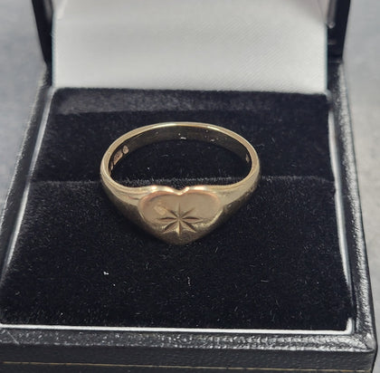 375 - Yellow Gold Heart Signet Ring - 2.46g - Size O - Hallmarked