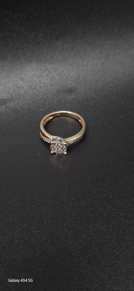 9ct Yellow Gold Ladies Ring With CZ Stones - 2.46 Grams - Size J