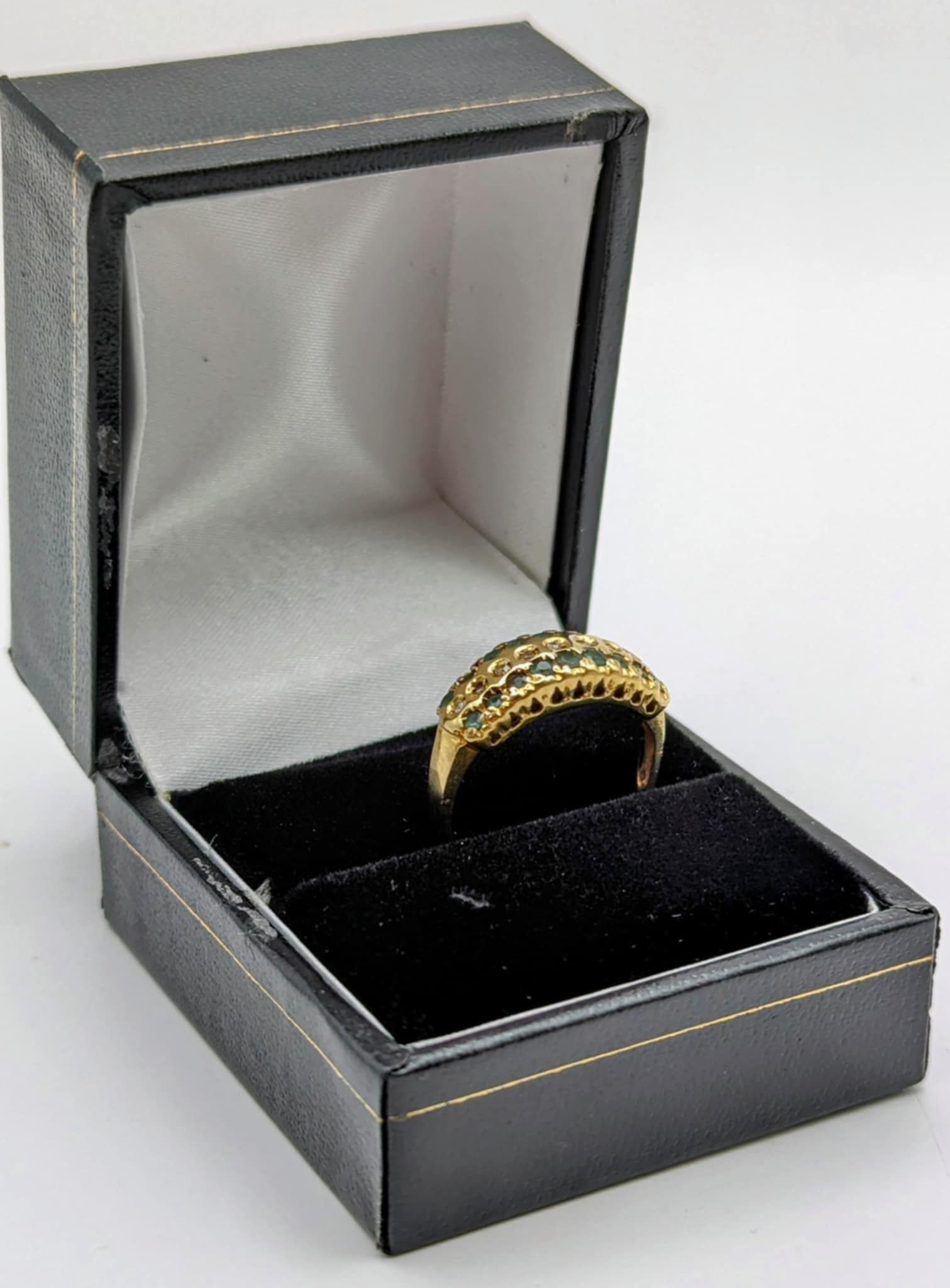 750 18CT YELLOW GOLD RING, ROW OF STONE DESIGN, SIZE-O, 3.8G,