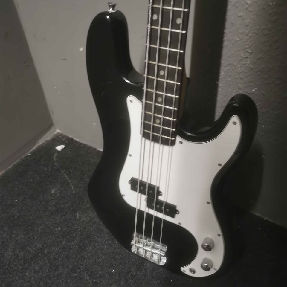 Gear4Music Black Bass Guitar