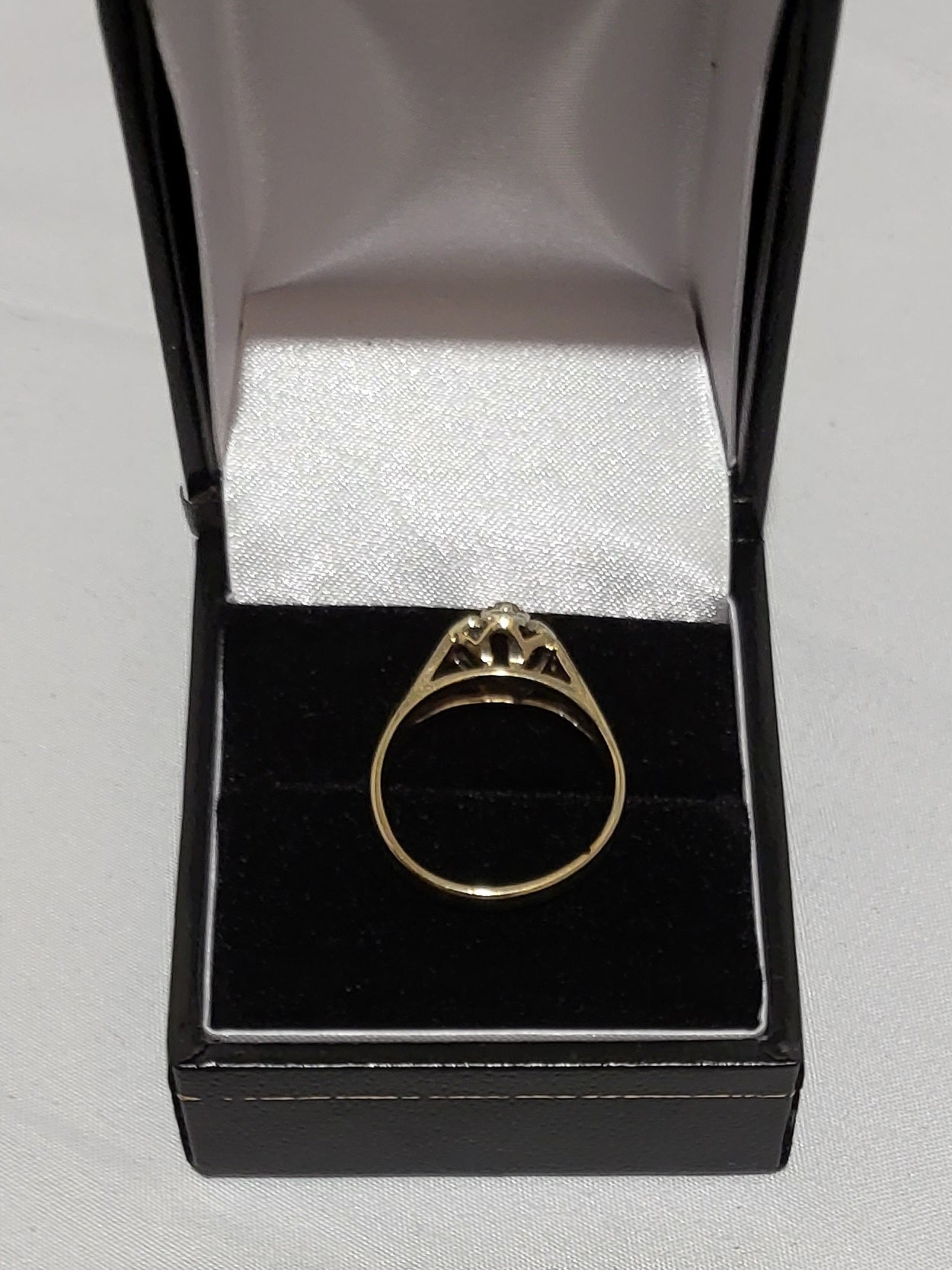 9ct Yellow Gold Ring with Clear Stones - Size N - 2.51g