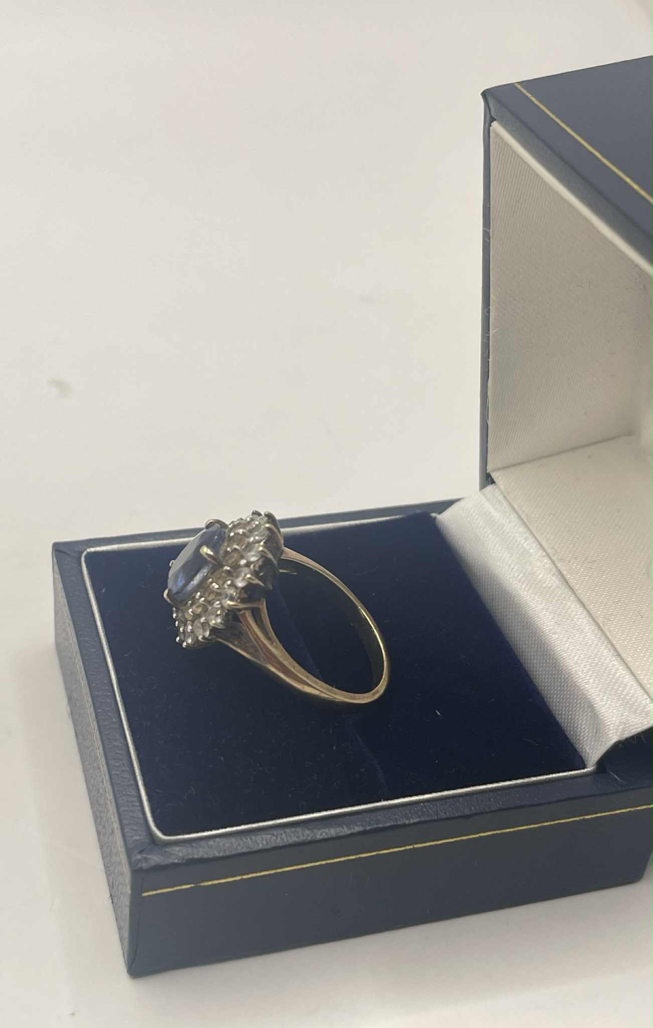 9ct gold ring - L